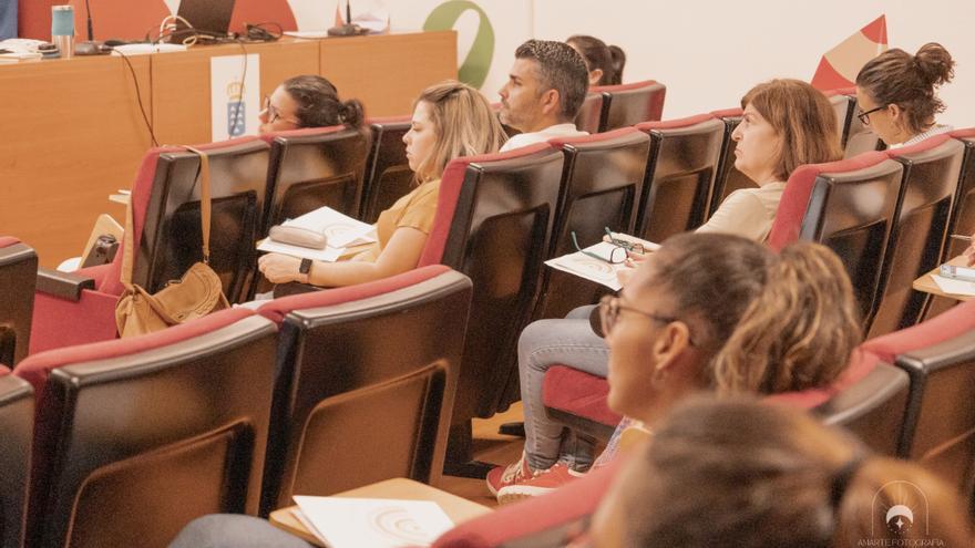 La Consejería de Educación impulsa un proyecto para ayudar a familias a educar en positivo