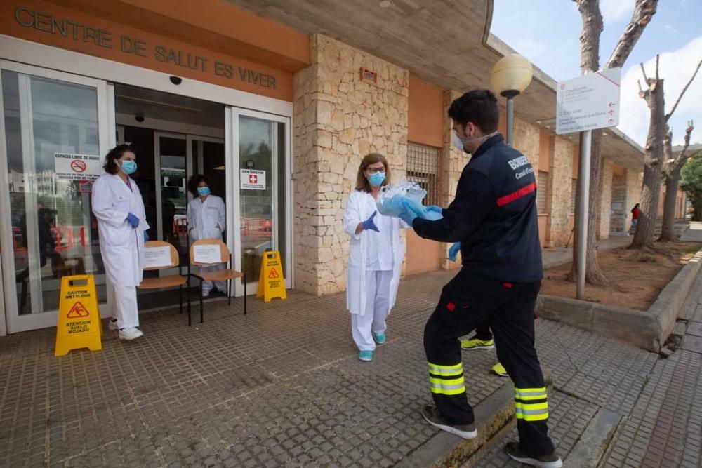 Los bomberos de Ibiza reparten material de protección en las residencias y centros de salud