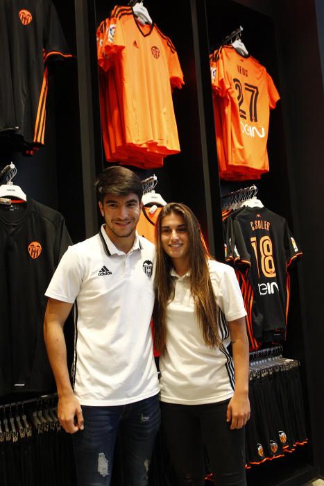 Carlos Soler desata la locura en la Megastore