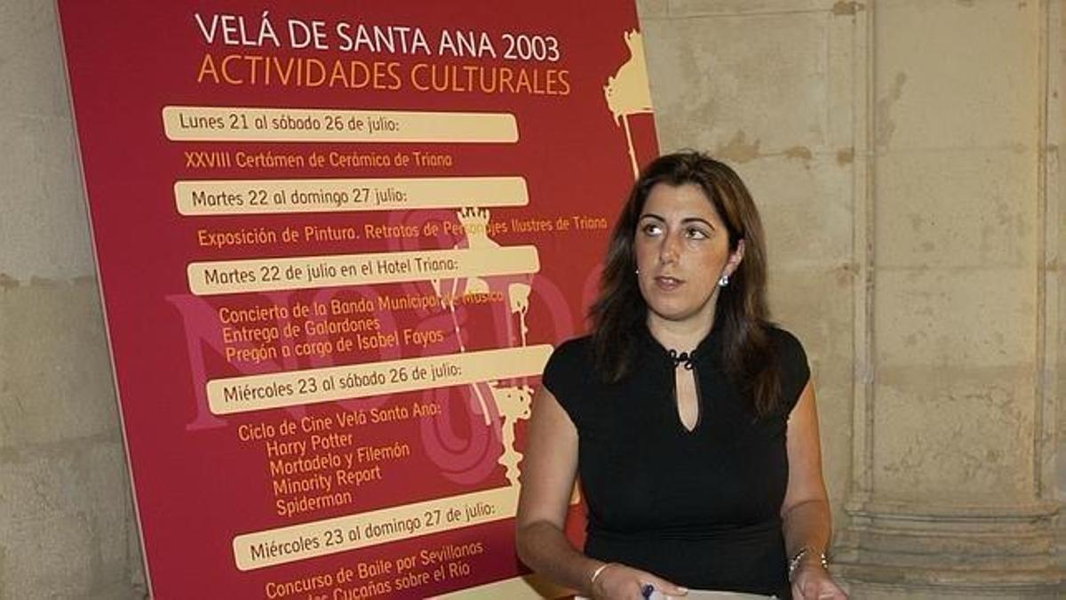 Susana Díaz en su etapa como delegada del distrito Triana - Los Remedios, junto a la programación de la Vela de Santa Ana 2003.