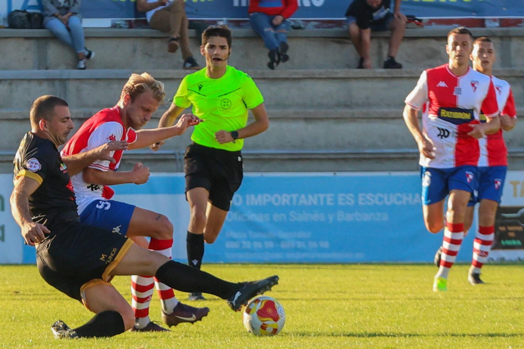 Las imágenes de la contundente victoria del Arosa al Barbadás (3-0)