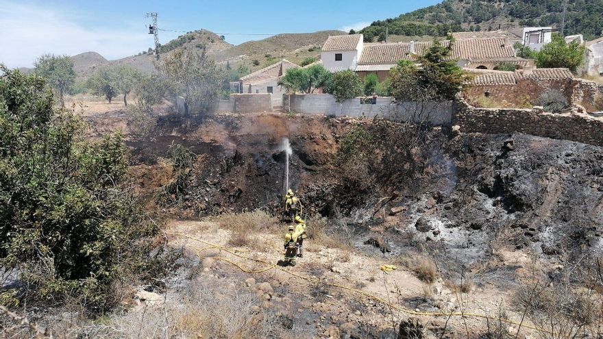 Extinguen un incendio en una rambla de la sierra del Algarrobo en Mazarrón