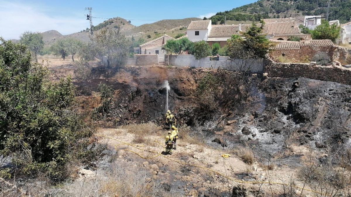 Un helicóptero vuelca litros de agua para extinguir el incendio.