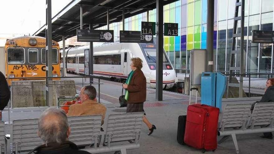 Viajeros en la estación de trenes de Guixar que se puso en marcha en el año 2011. // José Lores