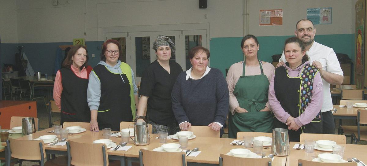 El cocinero, la ayudante de cocina, la encargada y las cuatro madres colaboradoras. | IÑAKI OSORIO