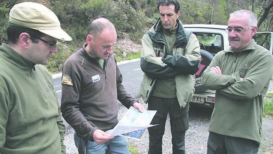 Los miembros de la patrulla, compartiendo con Alfonso Hartasánchez, del FAPAS, fotografías de «Villarina».