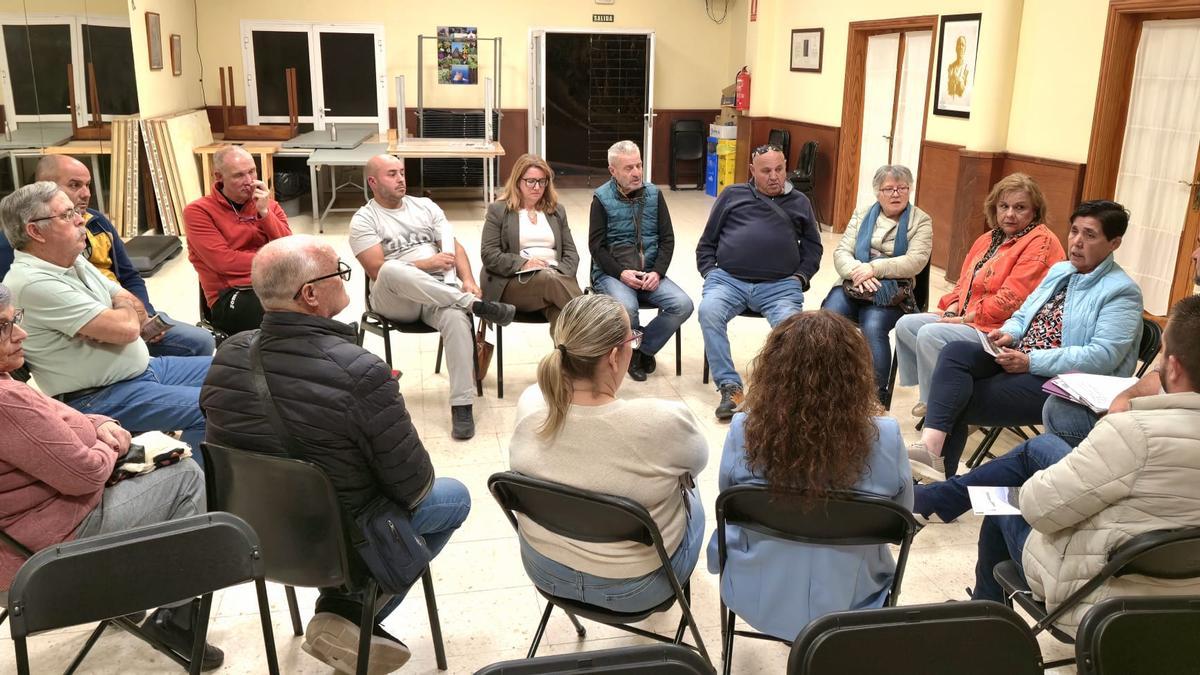 Un momento de la reunión de Blanca Pérez con los vecinos de Valle Jiménez