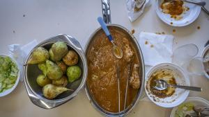 Barcelona 20/10/23 Economía. Entrevista a Darren McGarvey, Fotos del comedor escolar del colegio público Turó Blau. Hoy el menú consistía en: lentejas con moniato, pollo con salsa y ensalada con queso fresco, pera de postre. Comedor gestionado por Fundesplai. AUTOR: MANU MITRU
