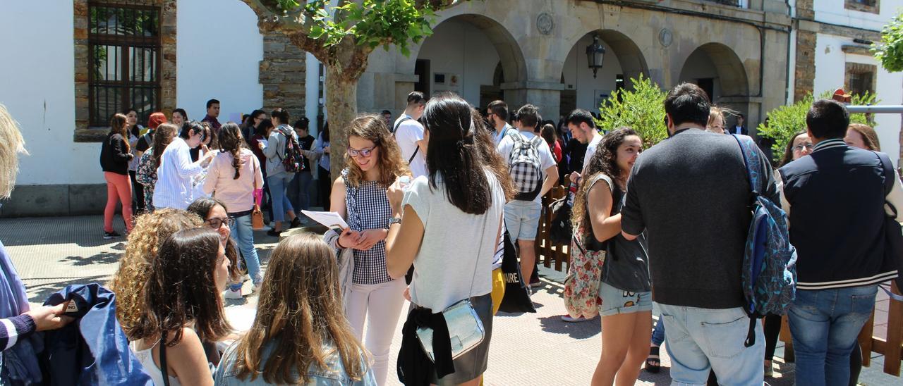 Alumnos a la espera de hacer la prueba de acceso a la Universidad en Tapia, en una convocatoria de hace unos años