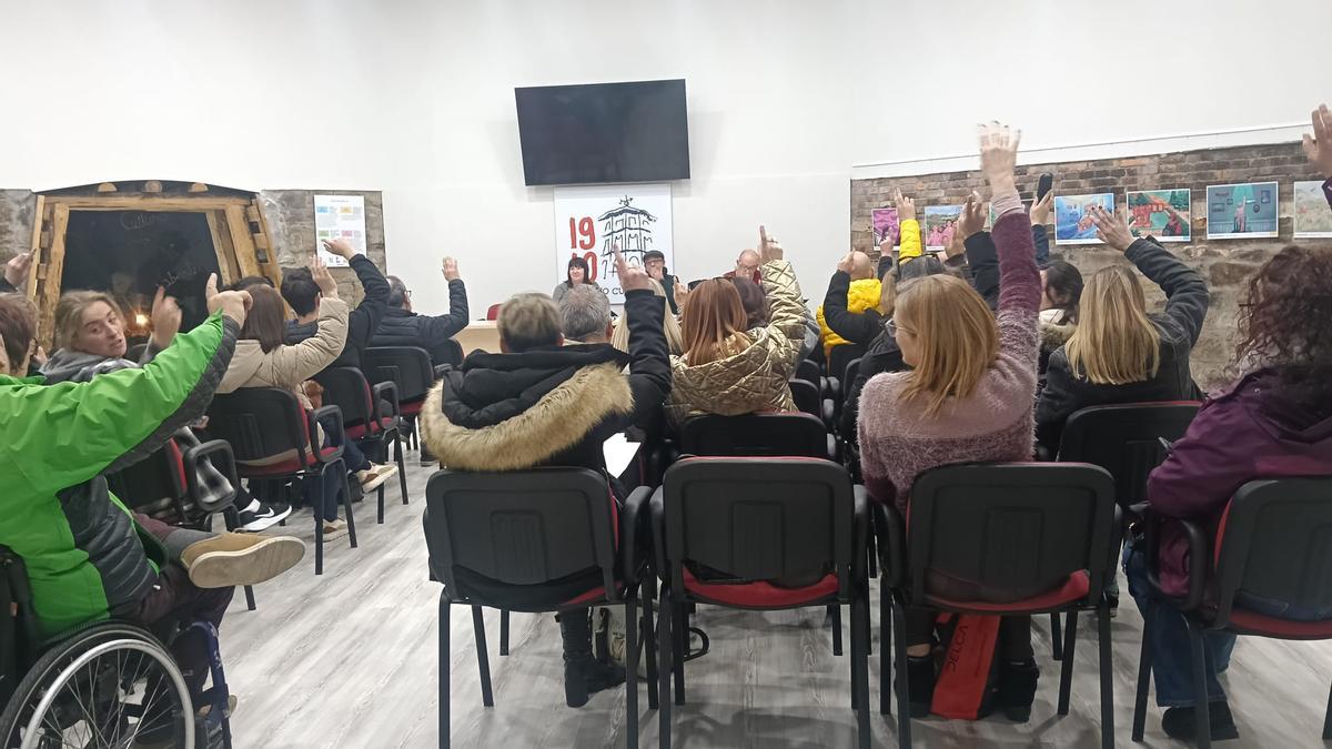 Los comerciantes, votando uno de los puntos de orden del día.