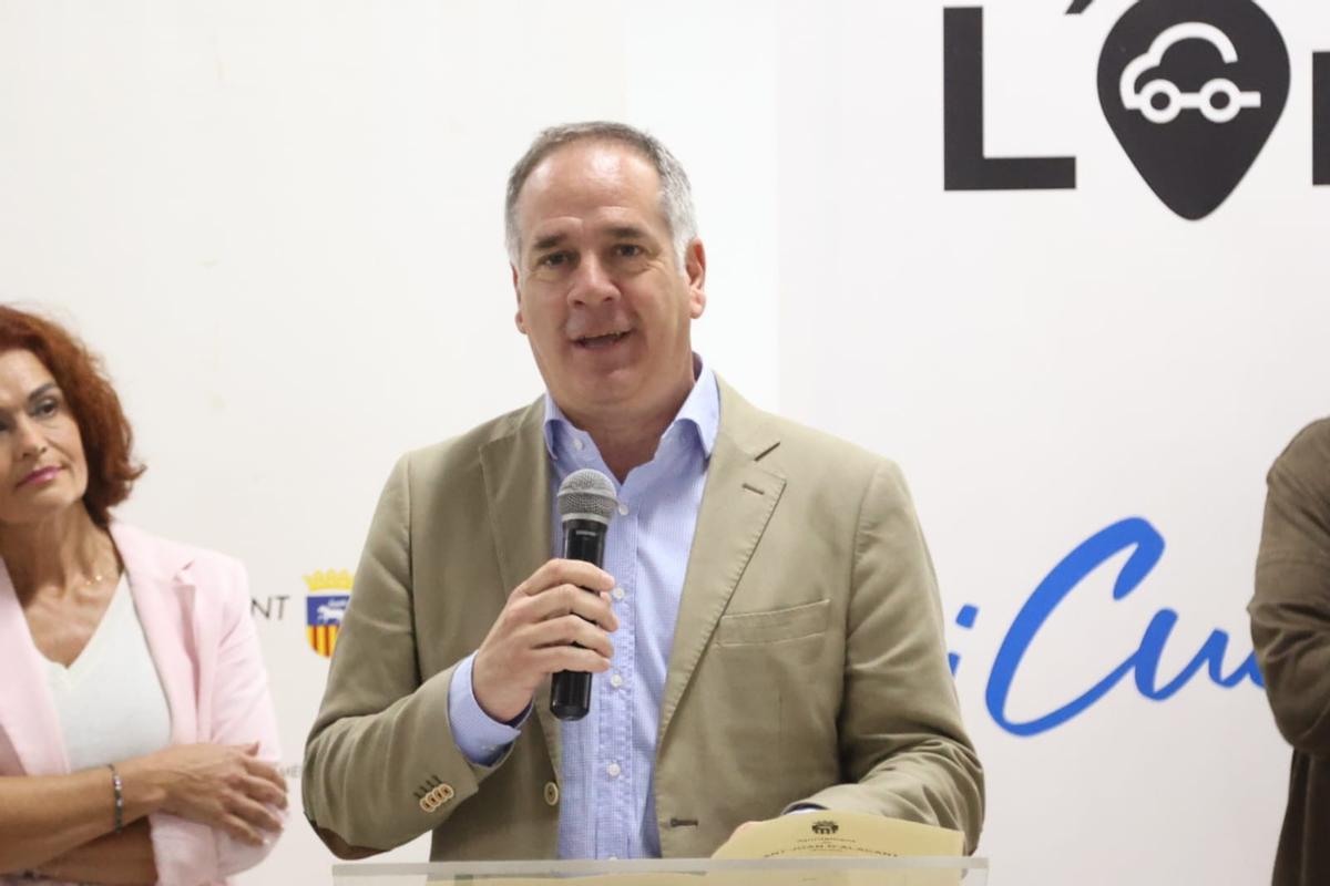 Santiago Román, alcalde de Sant Joan, durante la inauguración