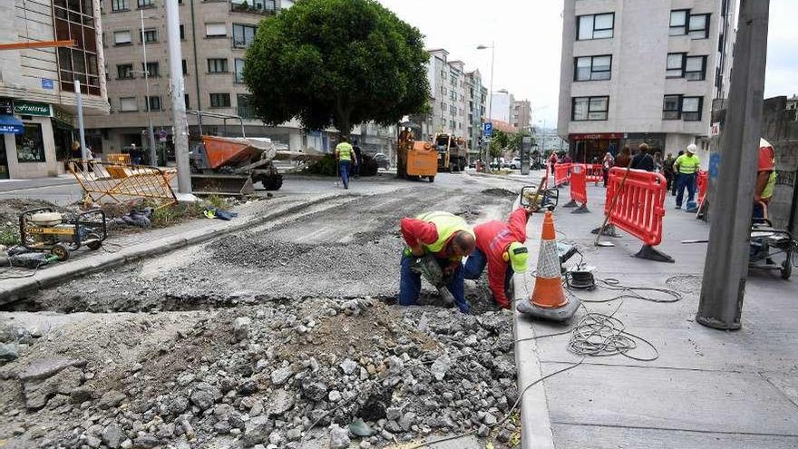 Obras en el cruce entre Eduardo Pondal y Uxío Novoneyra. // Gustavo Santos