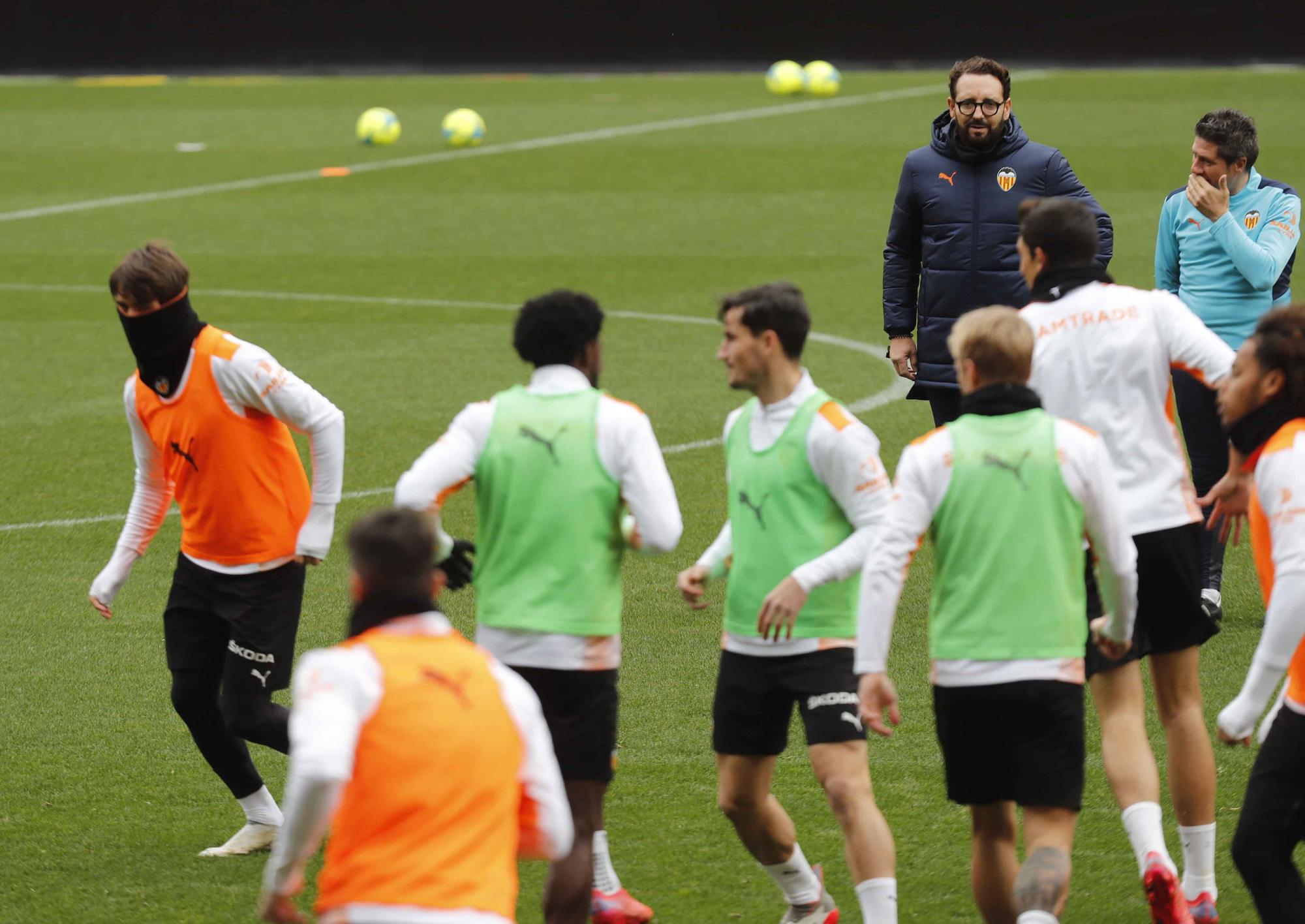 El Valencia se entrena por última vez antes del partido frente al Elche