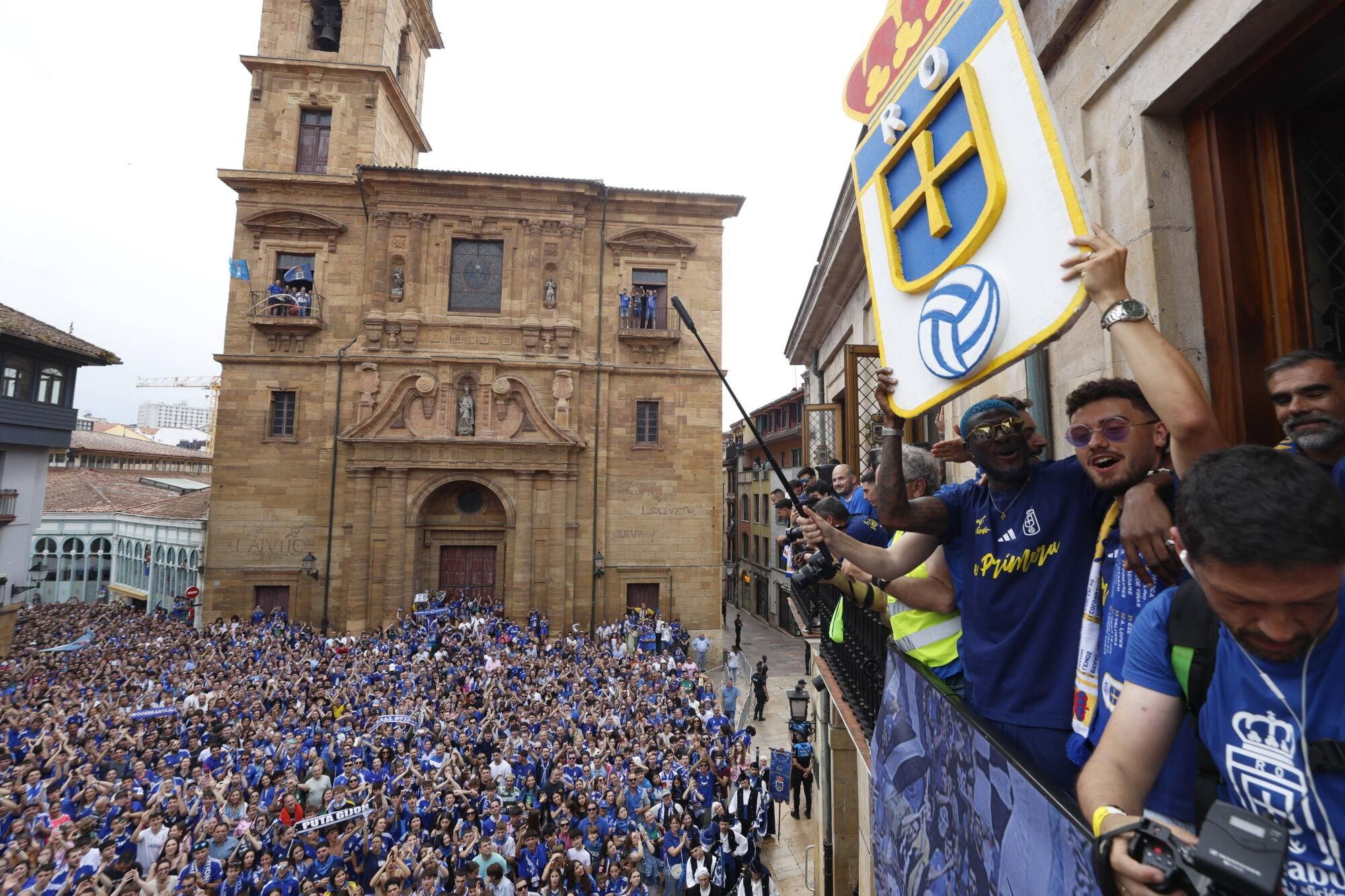 Locura azul en las calles de Oviedo para celebrar el ascenso del equipo a Primera División