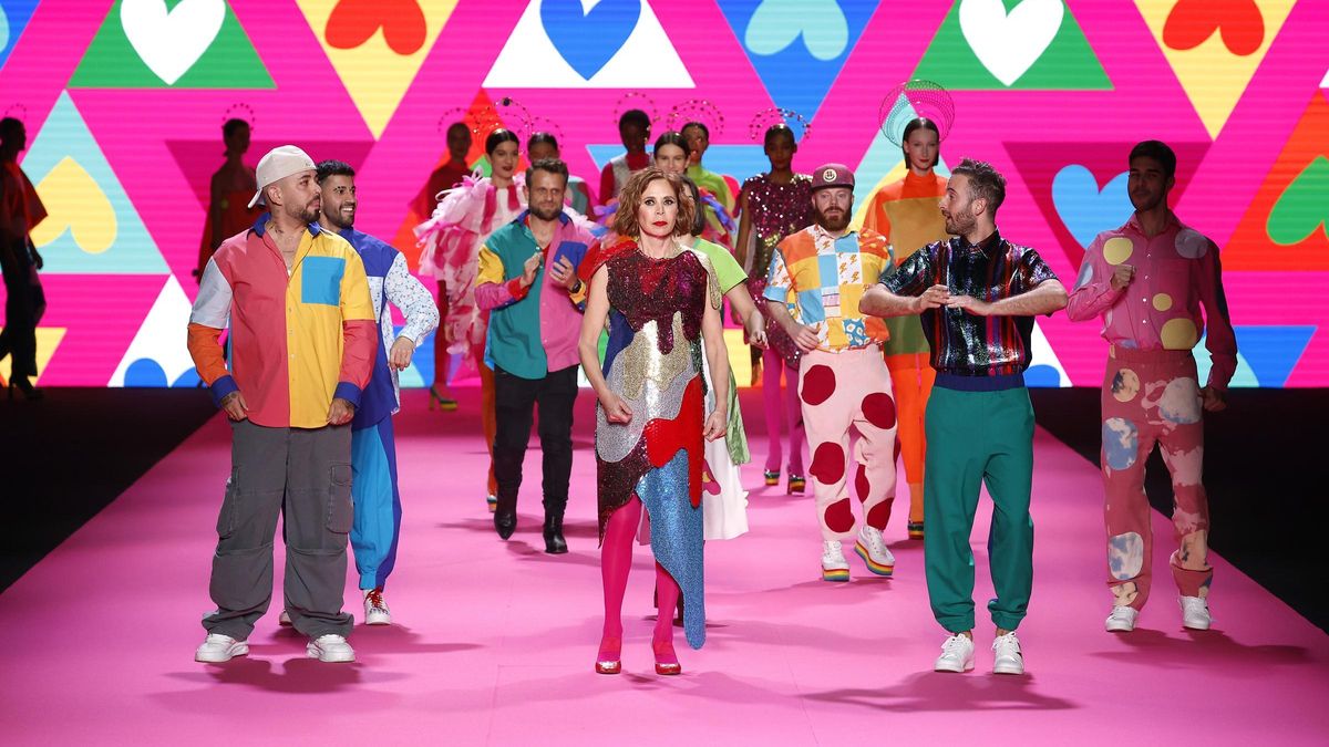 Agatha Ruiz de la Prada, en el centro, saluda tras un desfile con una de sus colecciones de moda.