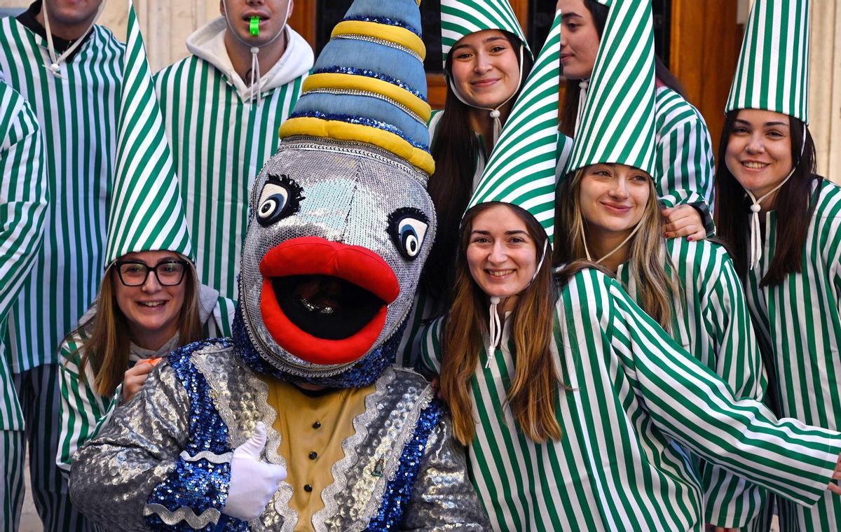 A la cita no faltaron los hachoneros ni la mascota de la Sardina, que ya calientan motores.