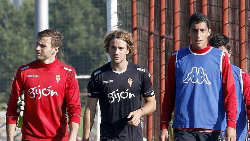 Pol Busquets, Mendi y Pablo Fernández, tras finalizar un entrenamiento.