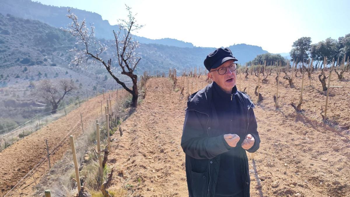 Xavier Estivill mostra la seva vinya al Montsant