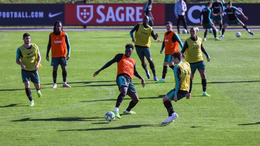 Guedes, a la izquierda de la imagen, en uno de los entrenamientos con Portugal.