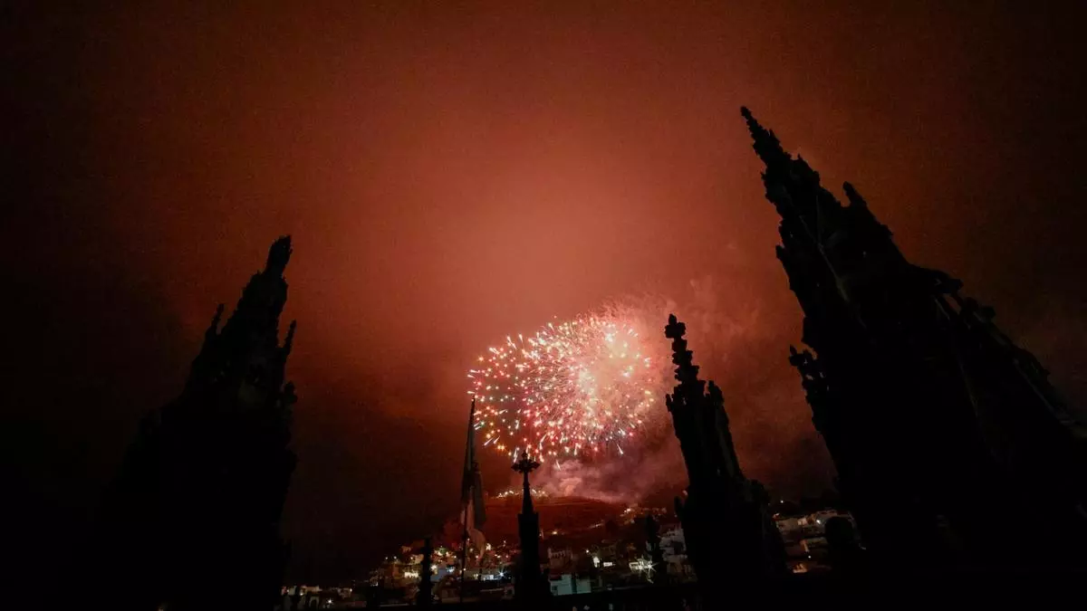 Gran Canaria celebra la Noche de San Juan con fuegos, música,  piñas asadas y espectáculos en la arena