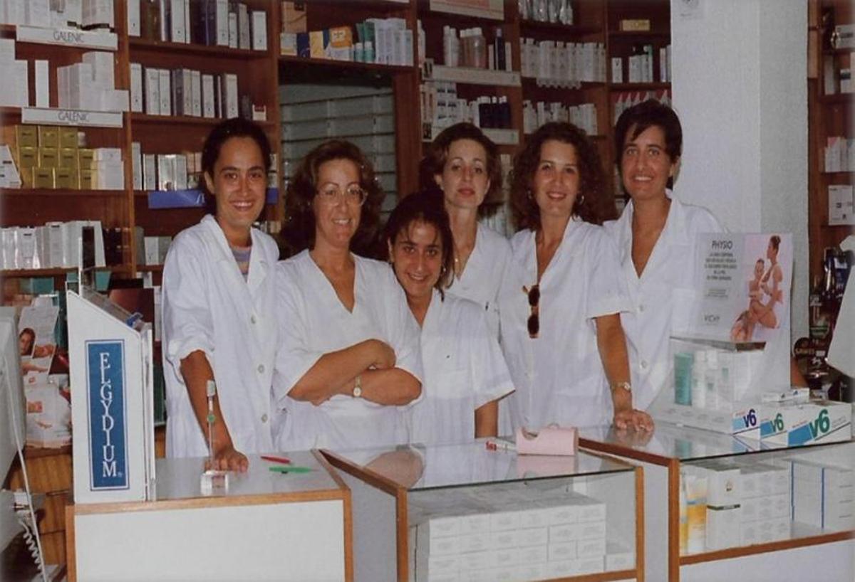 Equipo de profesionales en la farmacia.
