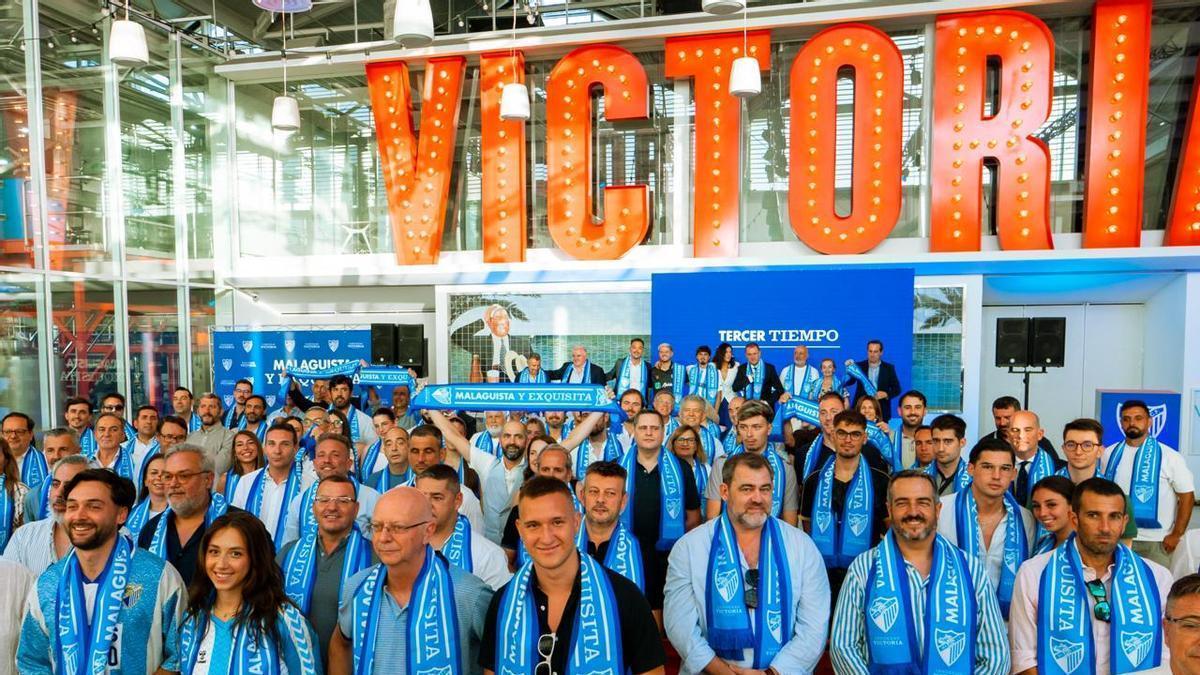 Foto de familia de la presentación de la campaña de unión entre Cervezas Victoria y el Málaga CF.