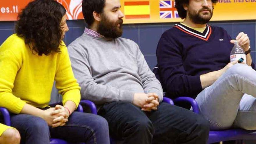 Javier Miguel, en el centro, junto a Cristina Lázaro y David Barrio.