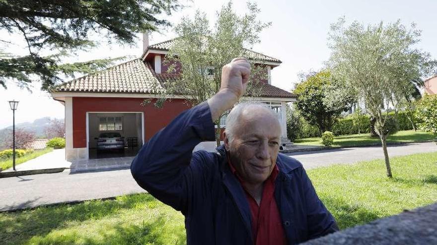Anselmo Menéndez, ayer en el exterior de su casa de Quintueles imitando el gesto de un ladrón que le amenazó con una barra de uña.