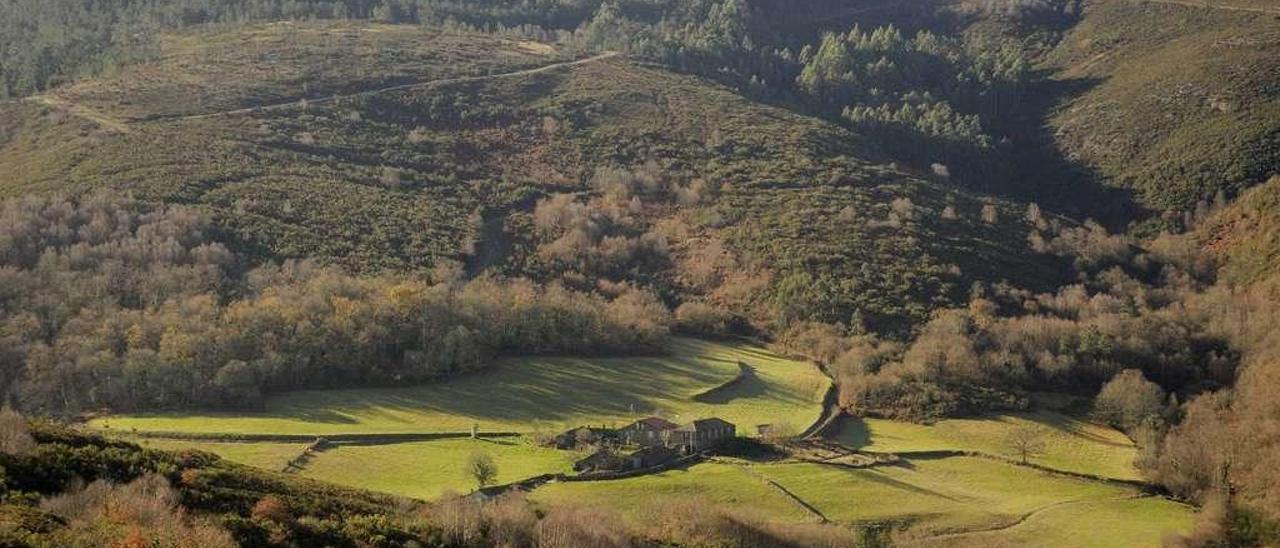 Panorámica de la Serra do Candán, con el casal de Chedas entre las montañas. // Bernabé/Javier Lalín