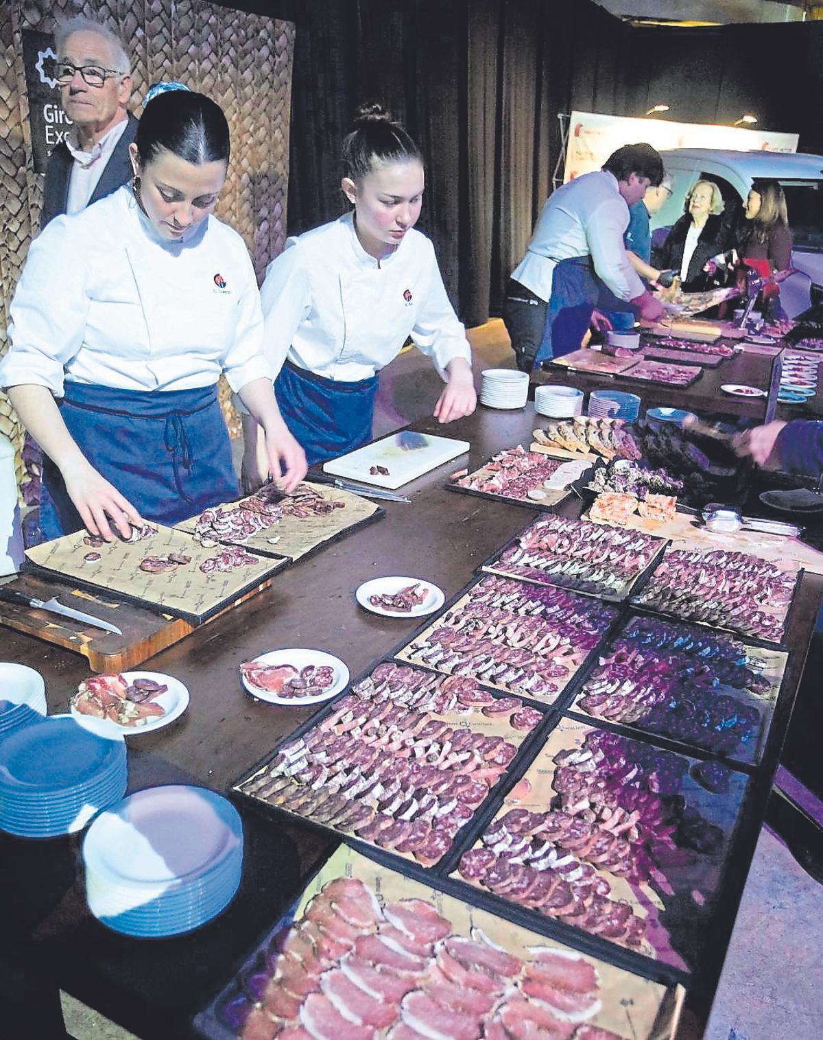 La taula d’embotits de Girona Excel·lent a l'aperitiu de la gala.
