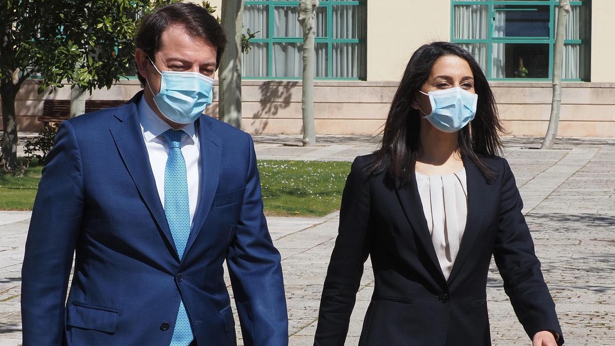 El presidente de la Junta de Castilla y León, Alfonso Fernández Mañueco, y la presidenta de Ciudadanos, Inés Arrimadas, tras una reunión entre ambos, a 6 de abril de 2021, en Valladolid, Castilla y León (España).