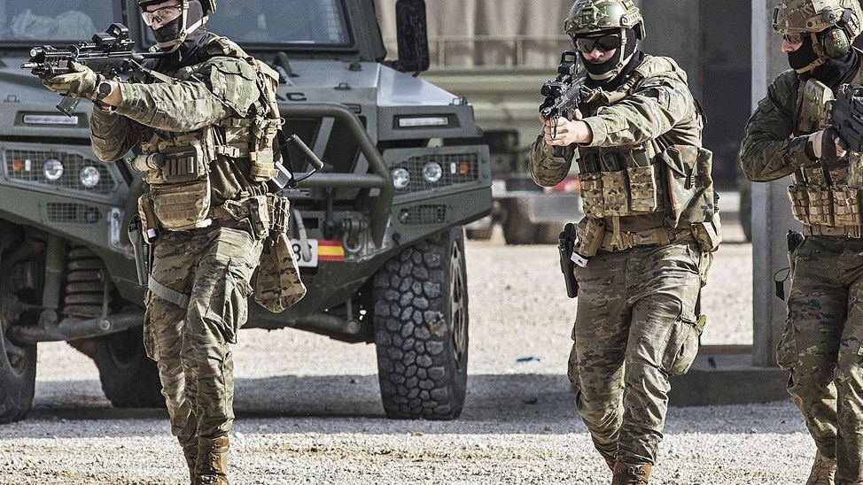 Tres miembros del Mando de Operaciones Especiales durante un ejercicio realizado en el cuartel de Rabasa