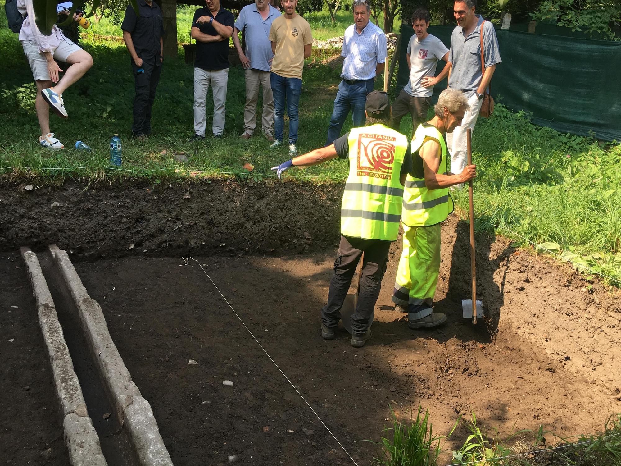 Una antigua canalización de agua cuyo uso se investiga ahora hallada en los jardines del convento.