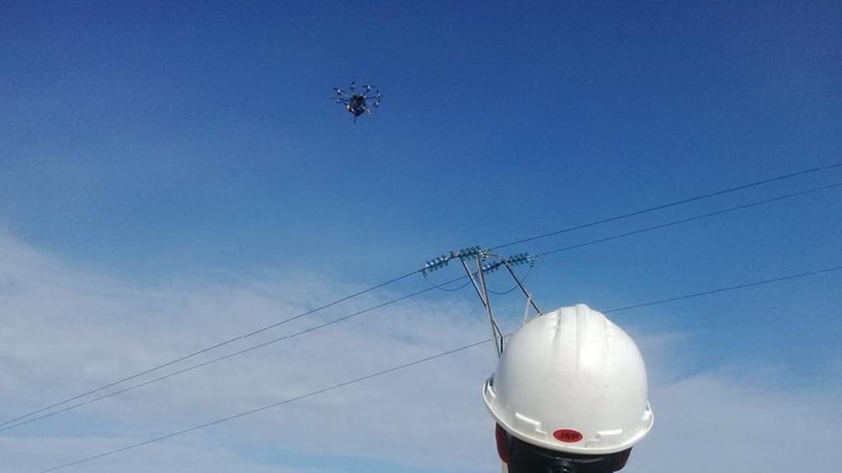 Un operario revisando una línea con drones en Burgos