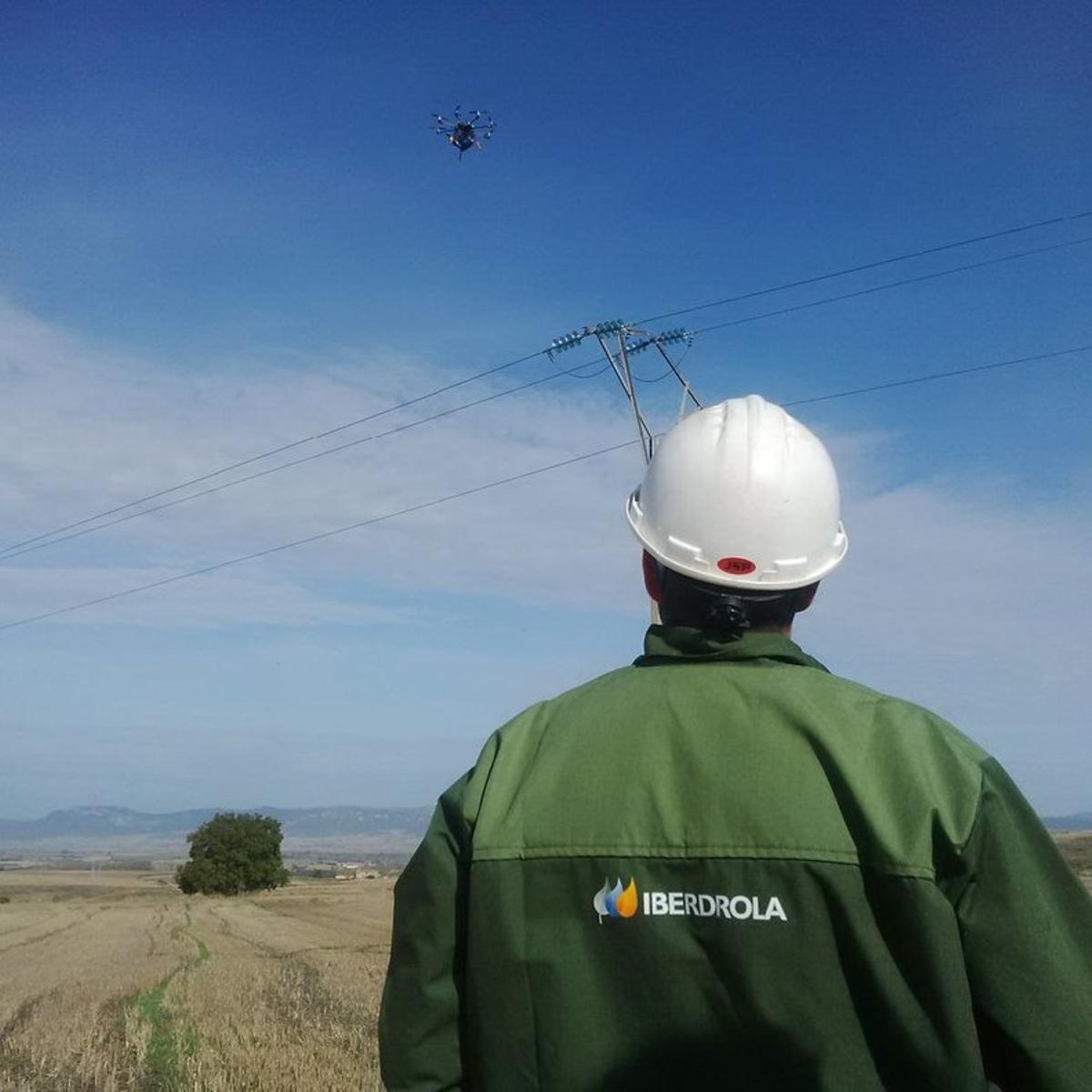 2014-10-28--burgos-revisando-linea-con-dron redes distribucion