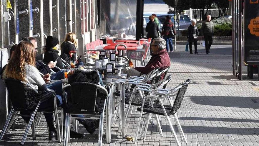 Gente en la terraza de un bar en A Coruña esta semana.