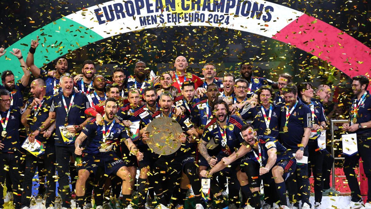 La selección francesa celebra su victoria en el campeonato de Europa de balonmano.