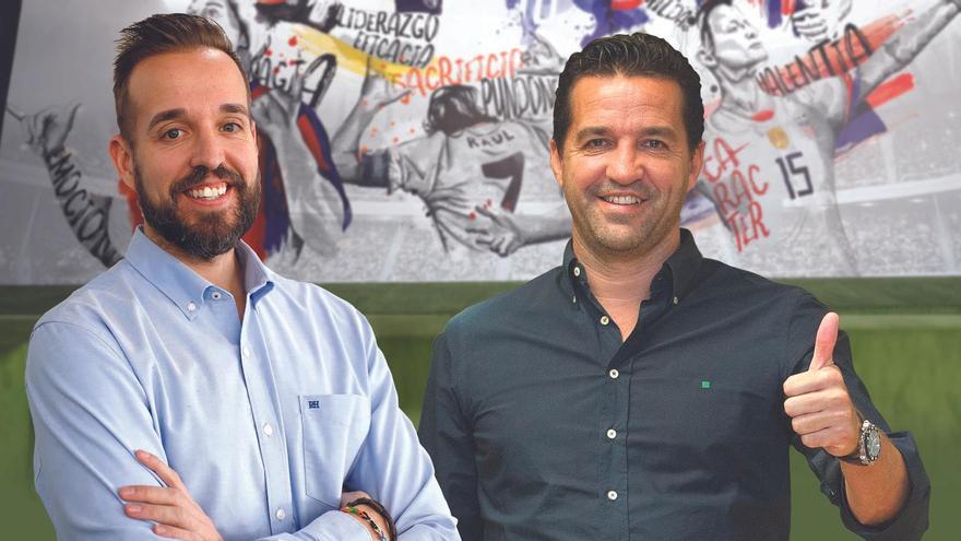 Carlos Sánchez Broto, consejero delegado de Fútbol Emotion, y su hermano Javier, exportero profesional y fundador de la empresa.