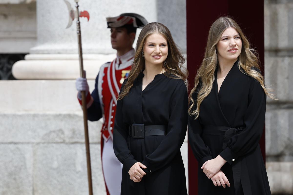 La princesa Leonor y la infanta Sofía se disponen a recibir el papa León VIX a su llegada al Palacio Real