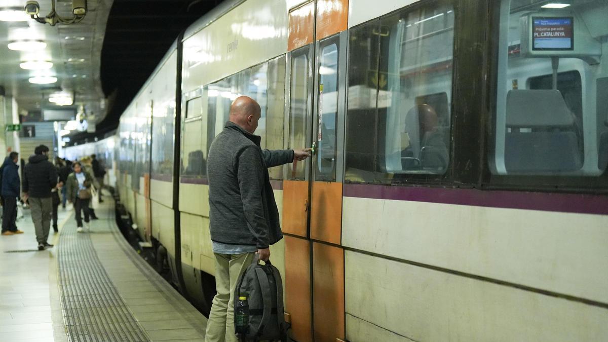 Viajeros cogen un tren durante la primera jornada de la huelga ferroviaria, en la estación Plaza de Catalunya de Barcelona en una imagen de archivo.