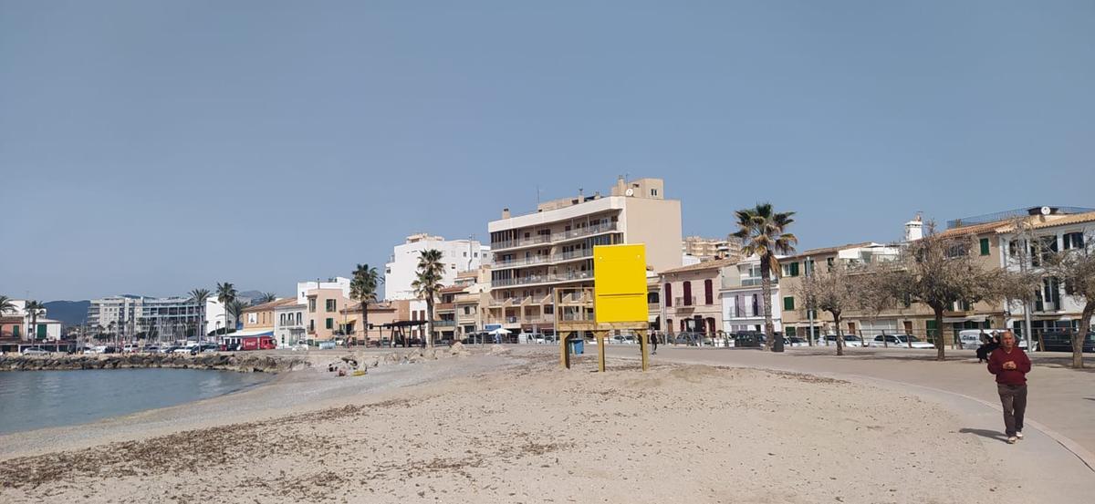 En la pequeña playa del Portitxol la nueva torre de socorristas llama la atención por su tamaño y color amarillo
