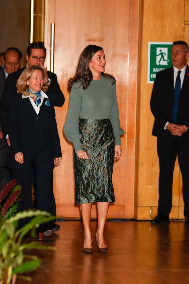 La reina Letizia con un jersey y falda de la firma Is Coming