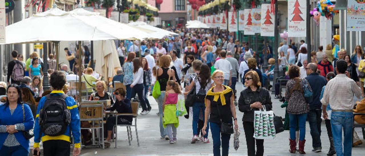 Las grandes marcas acaparan casi la mitad de los negocios de la calle Triana