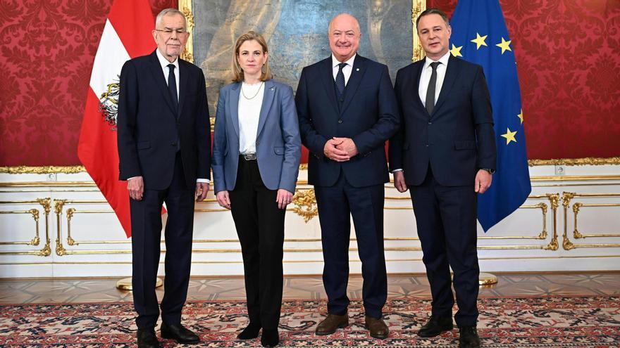 El presidente de Austria, Alexander van der Bellen (izquierda), junto a los líderes del partido liberal NEOS, Beate Meinl-Reisinger; el del ÖVP y futuro canciller, Christian Stocker, y el del SPÖ, Andreas Babler.