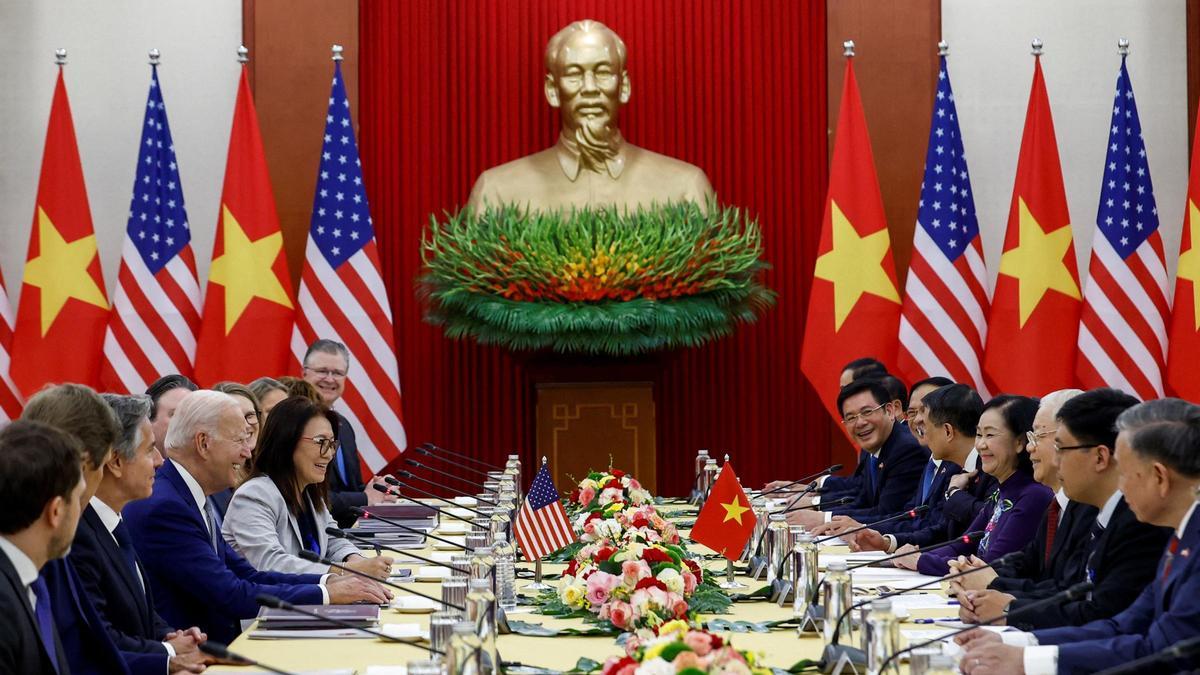 La delegación estadounidense con Joe Biden a la cabeza se reúne con el Gobierno de Vietnam.