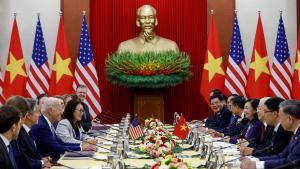 La delegación estadounidense con Joe Biden a la cabeza se reúne con el Gobierno de Vietnam.