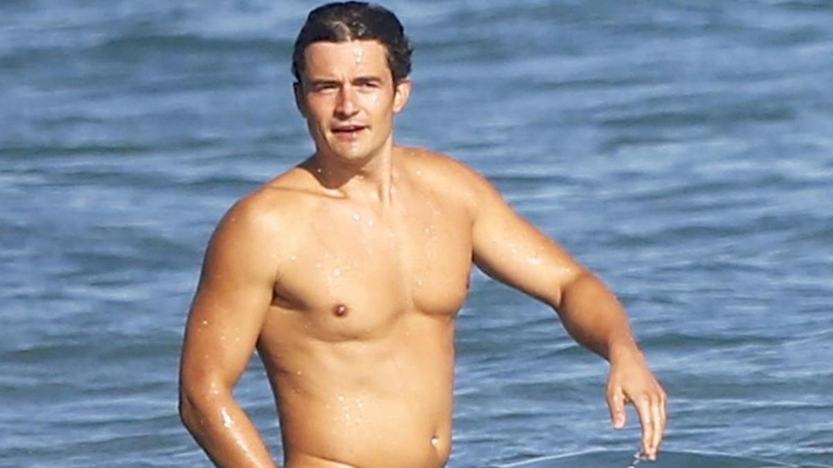 Orlando Bloom enciende las redes sociales con su desnudo en Cerdeña.