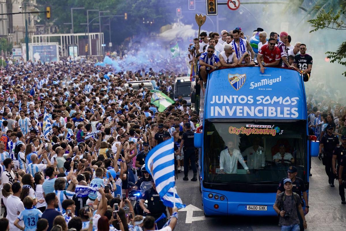 El malaguismo se echa a la calle: las mejores imágenes de la rúa del Málaga CF