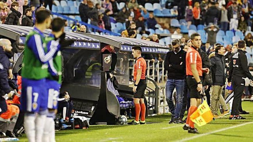 Miguel Ángel Ortiz Arias es mira el VAR durant el partit de dissabte passat al camp del Saragossa.