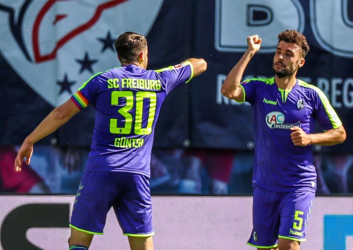 Manuel Gulde y Christian Guenter celebraron el gol chocándose los codos Manuel Gulde y Christian Guenter celebraron el gol chocándose los codos